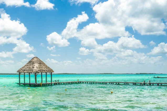 muelle-y-palapa-en-bacalar