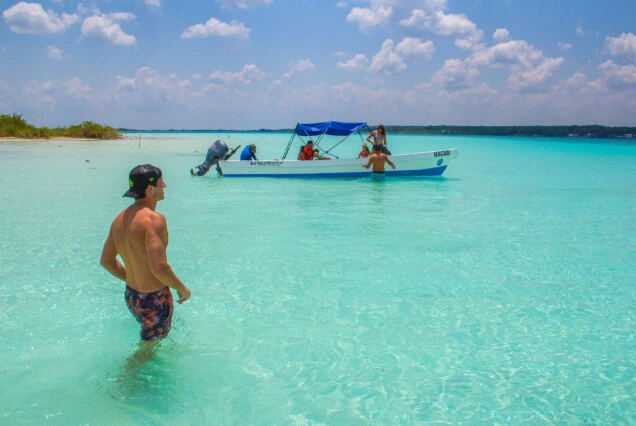 personas-en-lancha-en-bacalar