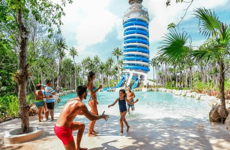 familias-en-el-faro-mirador-con-toboganes-de-xel-ha