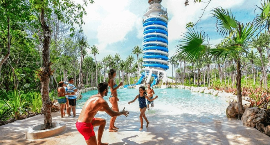 familias-en-el-faro-mirador-con-toboganes-de-xel-ha