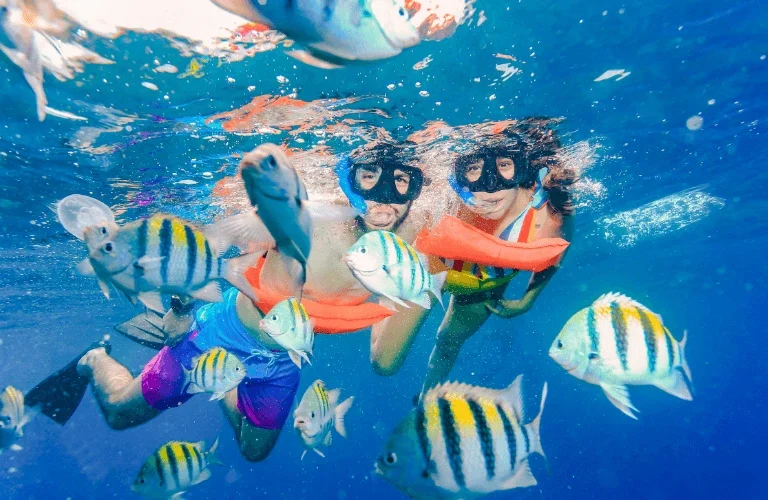 pareja-realizando-snorkel