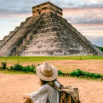 mujer-sentada-enfrente-de-la-piramide-de-chichen-itza