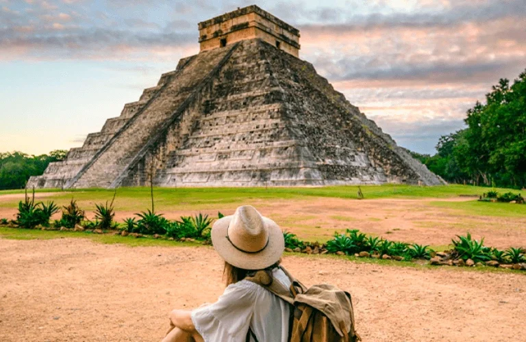 mujer-sentada-enfrente-de-la-piramide-de-chichen-itza