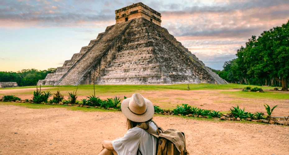 mujer-sentada-enfrente-de-la-piramide-de-chichen-itza