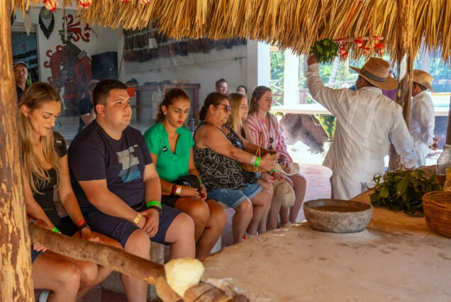 personas-sentadas-dentro-de-palapa-en-chichen
