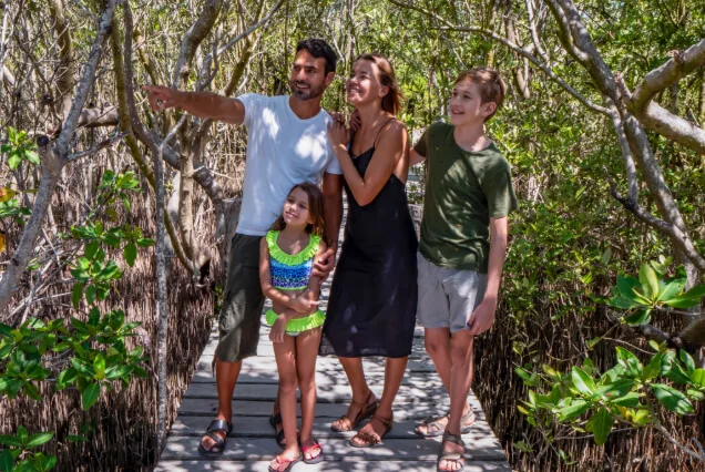 familia-en-puente-de-isla-contoy