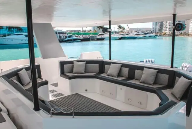 interior-de-catamaran-mrc-55-ft