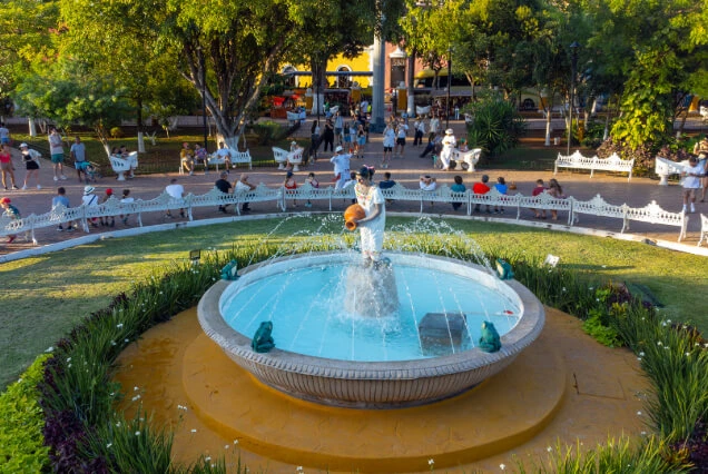 personas-alrededor-de-fuente-en-iglesia-de-san-servacio