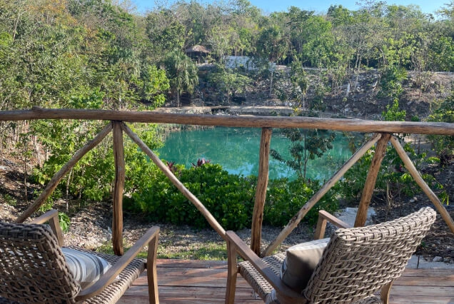 sillas-frente-al-cenote