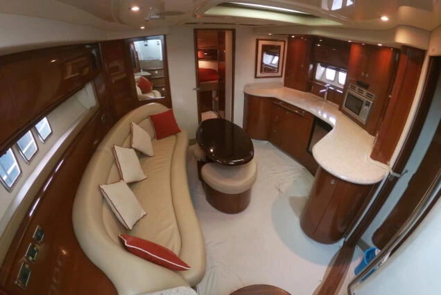 interior-del-yate_agora