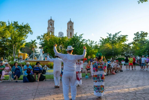 personas-enfrente-de-iglesia- de-san-servacio