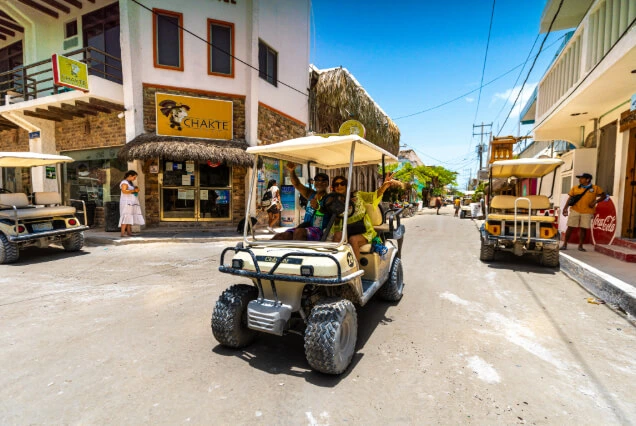 dos-personas-en-carrito-en-las-calles-de-holbox