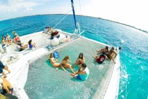 personas-en-catamaran-en-isla-mujeres