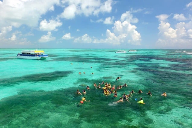 personas-nadando-en-isla-mujeres