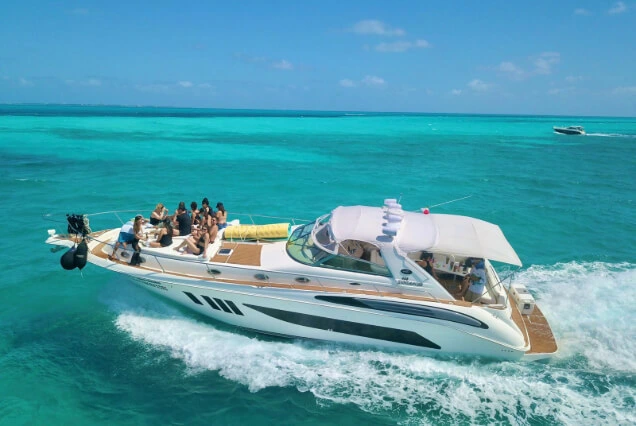 personas-en-el-yate-intrepido-45-ft