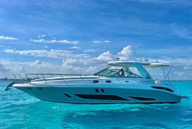 persona-en-el-yate-oceani-44-ft