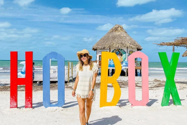 mujer-en-letras-holbox