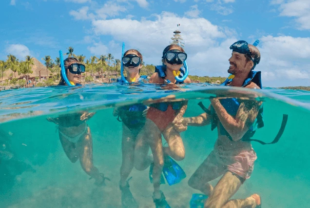 familia-haciendo-snorkel-en-xel-ha