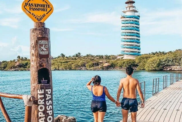 pareja-caminando-sobre-puente-flotante-en-xel-ha