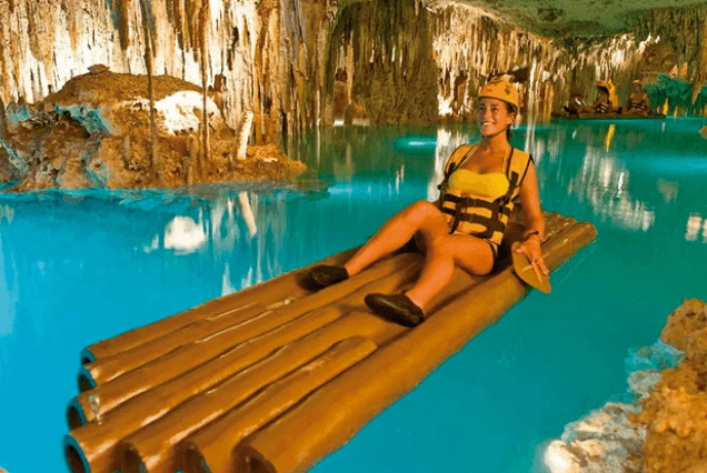mujer-en-recorrido-en-balsa-por-xplor