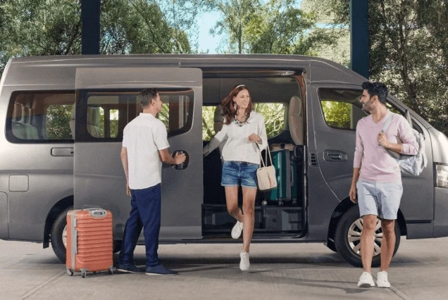 pareja-llegando-a-su-hotel